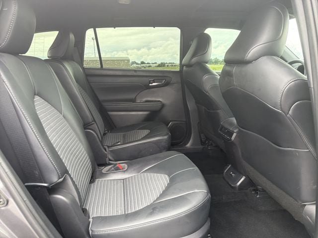 Used 2021 Toyota Highlander XSE FWD image 16