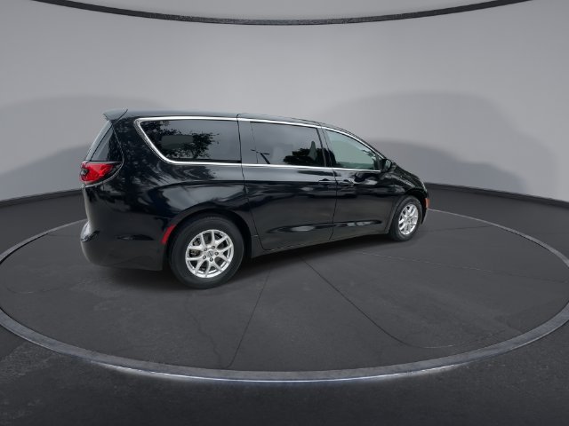Used 2023 Chrysler Pacifica Touring-L FWD image 8