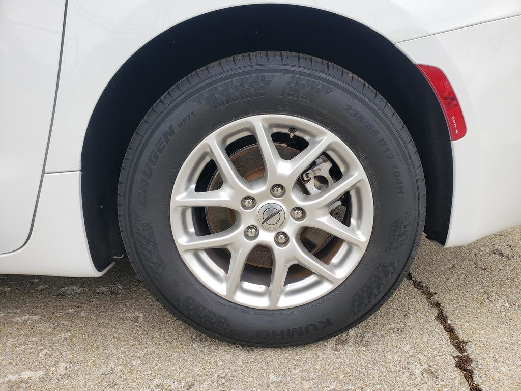 Used 2023 Chrysler Voyager LX image 24