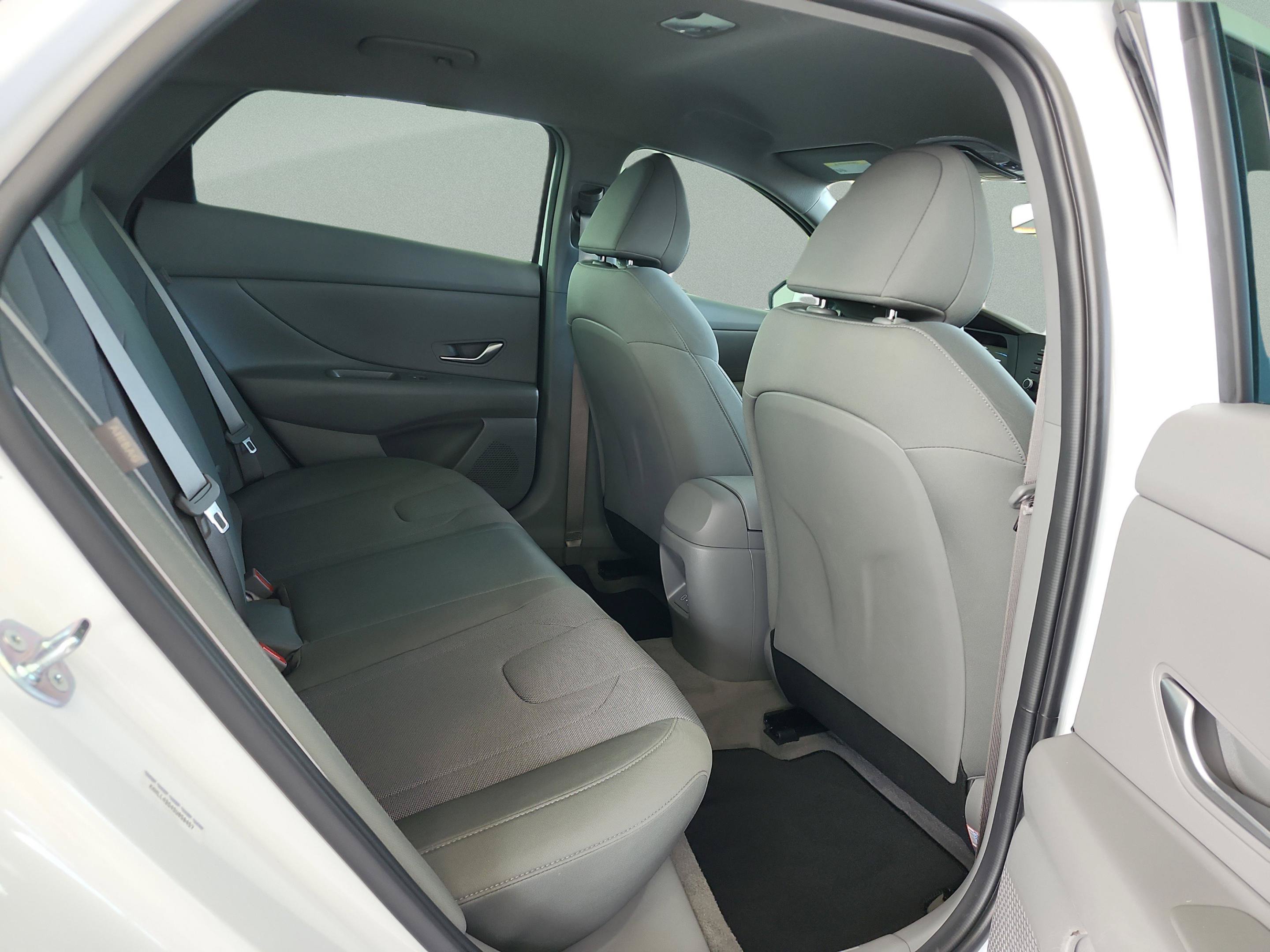 Used 2025 Hyundai Elantra SE FWD image 18