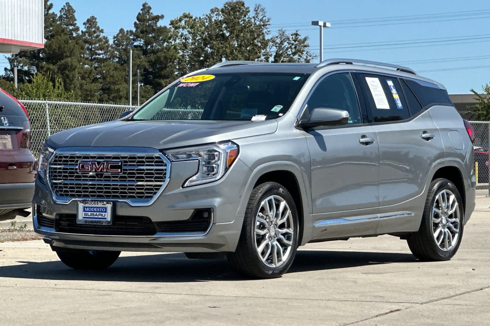 Used 2024 GMC Terrain Denali w/ Denali Premium Package AWD/4WD image 7
