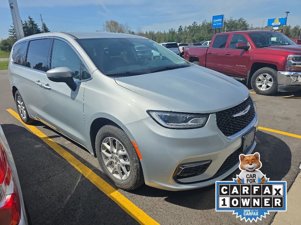 Used 2023 Chrysler Pacifica Touring-L FWD image 2