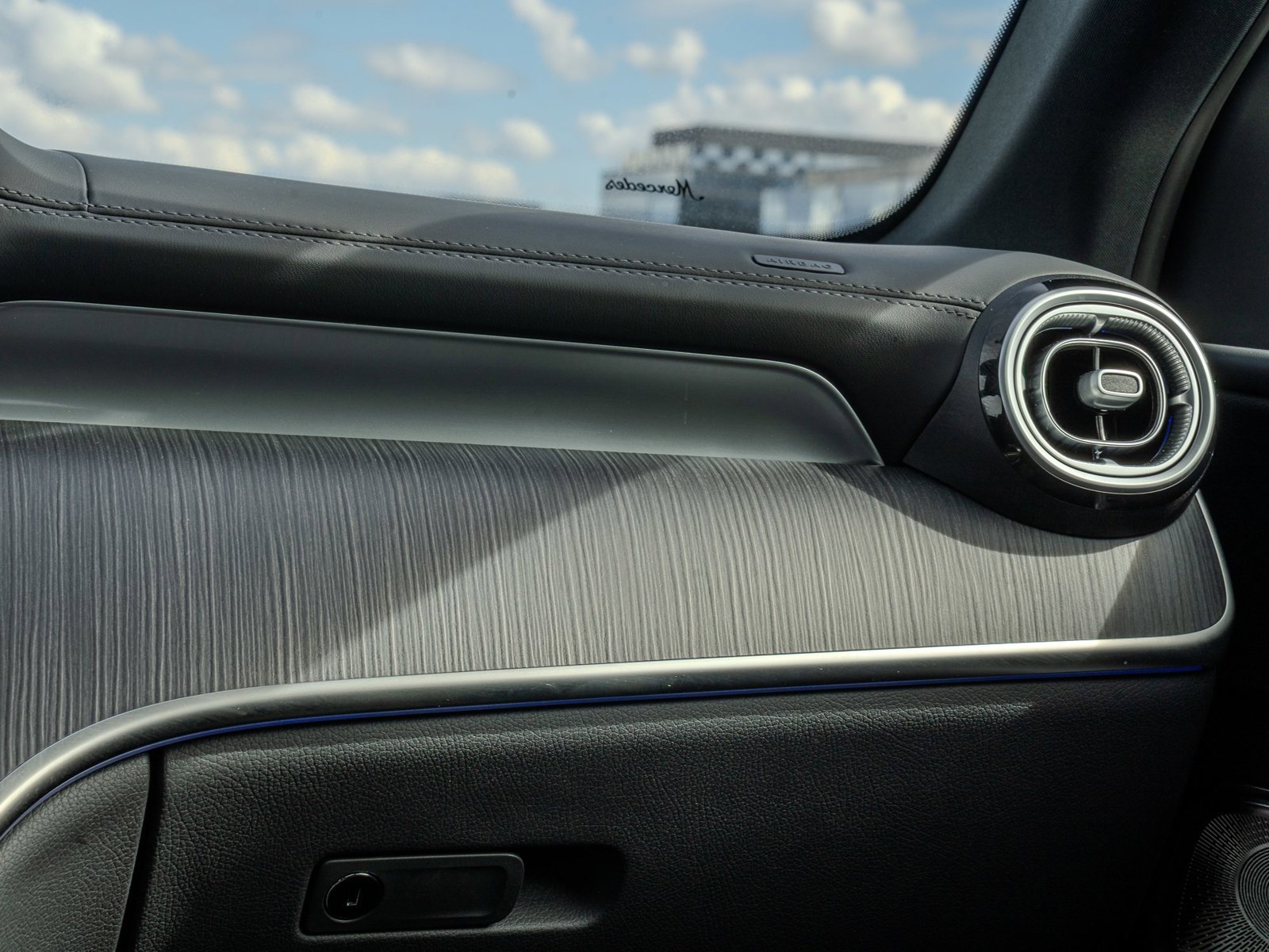 Certified 2025 Mercedes-Benz GLC 300 4MATIC image 23