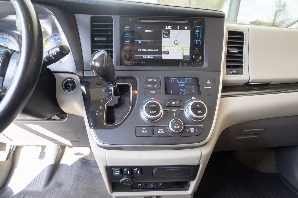 Used 2017 Toyota Sienna XLE Premium image 11