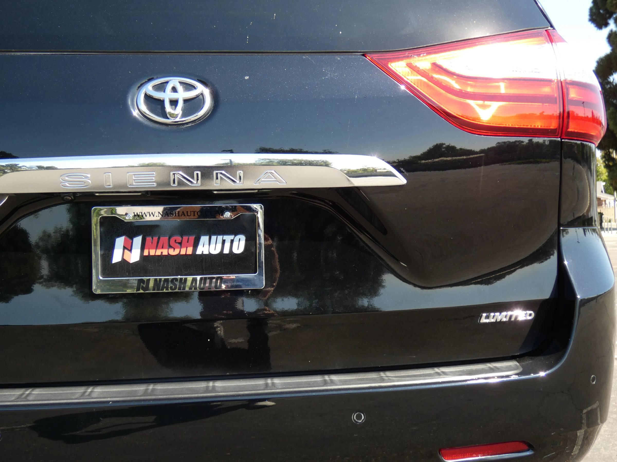 Used 2018 Toyota Sienna Limited image 9