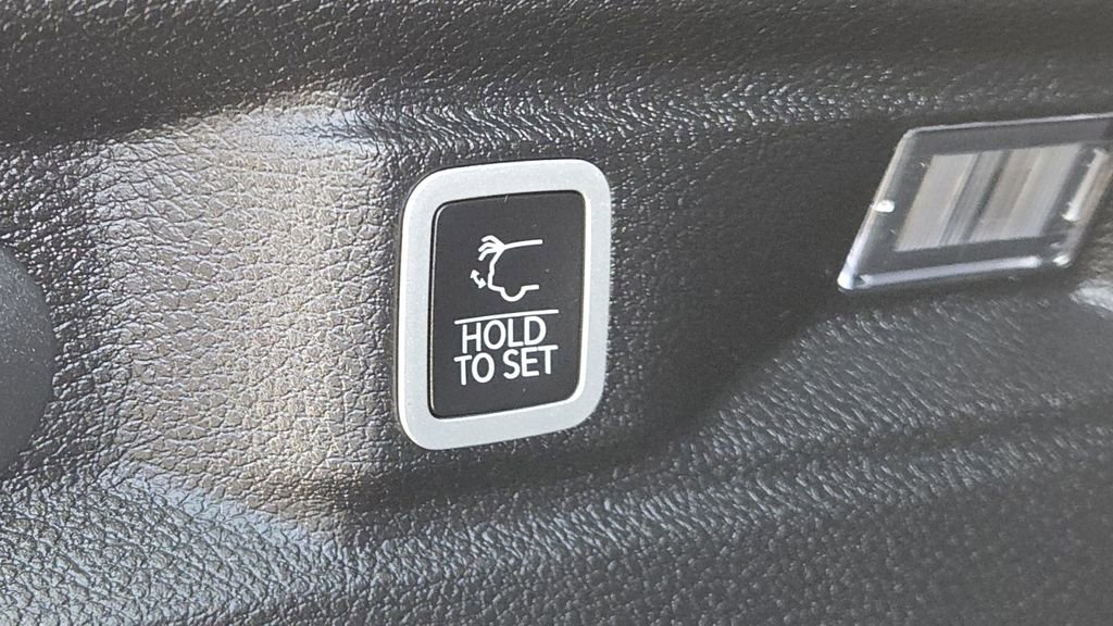 Used 2023 Jeep Grand Cherokee L Limited w/ Luxury Tech Group II image 10