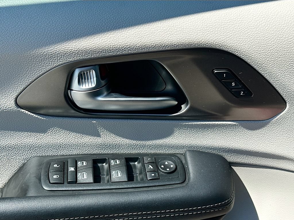 Used 2017 Chrysler Pacifica Limited w/ UConnect Theater Package FWD image 18