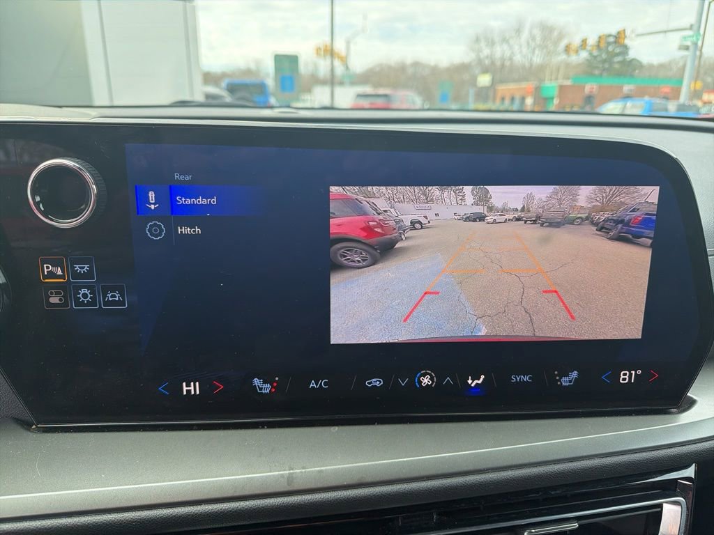 Used 2025 Chevrolet Traverse LT image 24