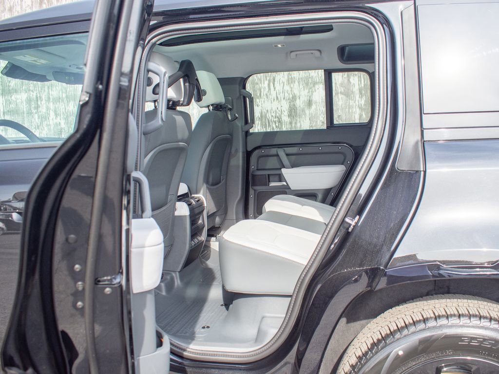 New 2026 Land Rover Defender 110 X-Dynamic SE image 21