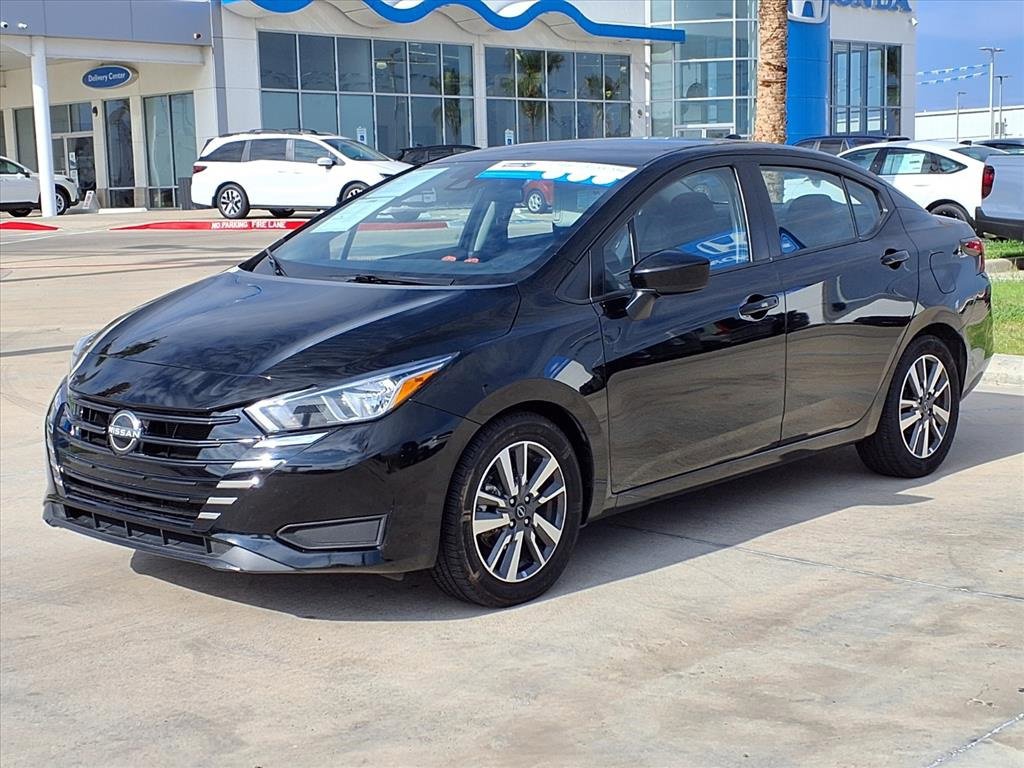 Used 2023 Nissan Versa SV image 3