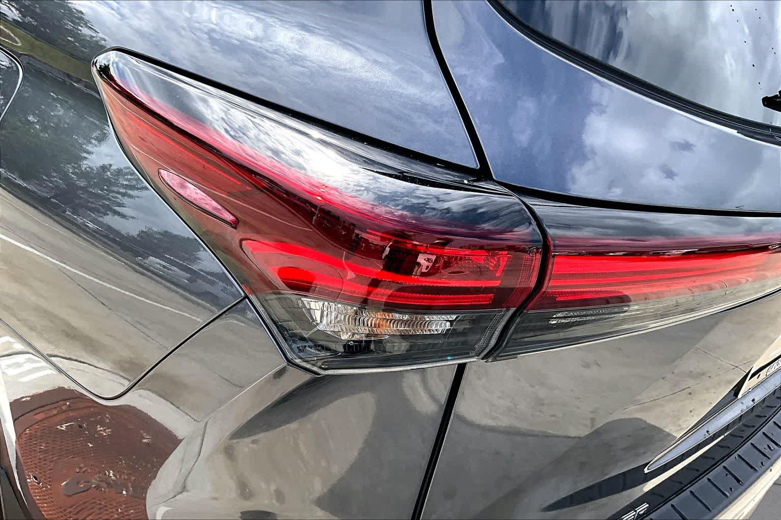 Used 2024 Toyota Highlander Limited FWD image 27