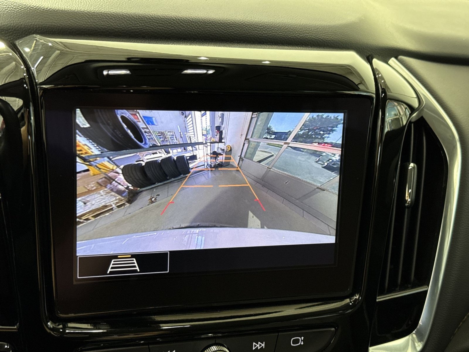Used 2020 Chevrolet Traverse LT FWD image 20