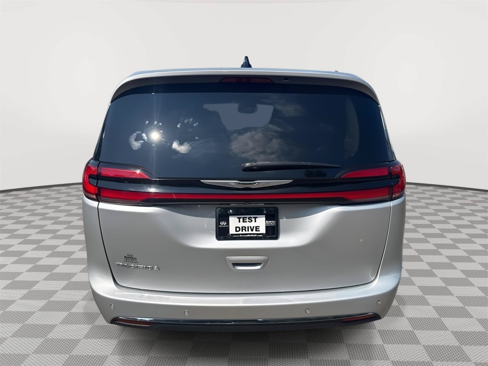 Used 2023 Chrysler Pacifica Touring-L FWD image 7