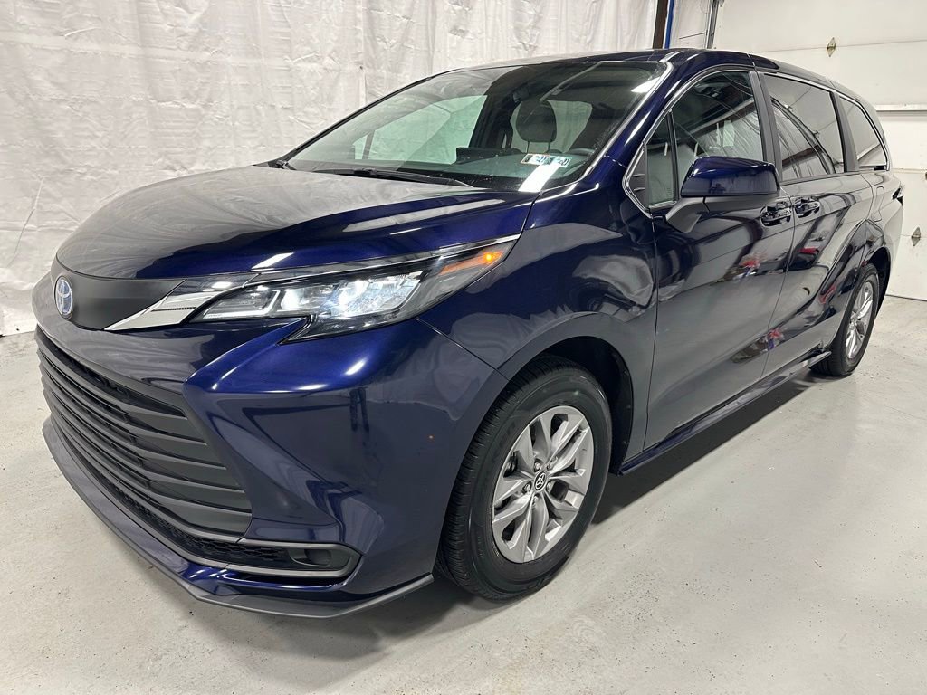 Used 2025 Toyota Sienna LE image 3