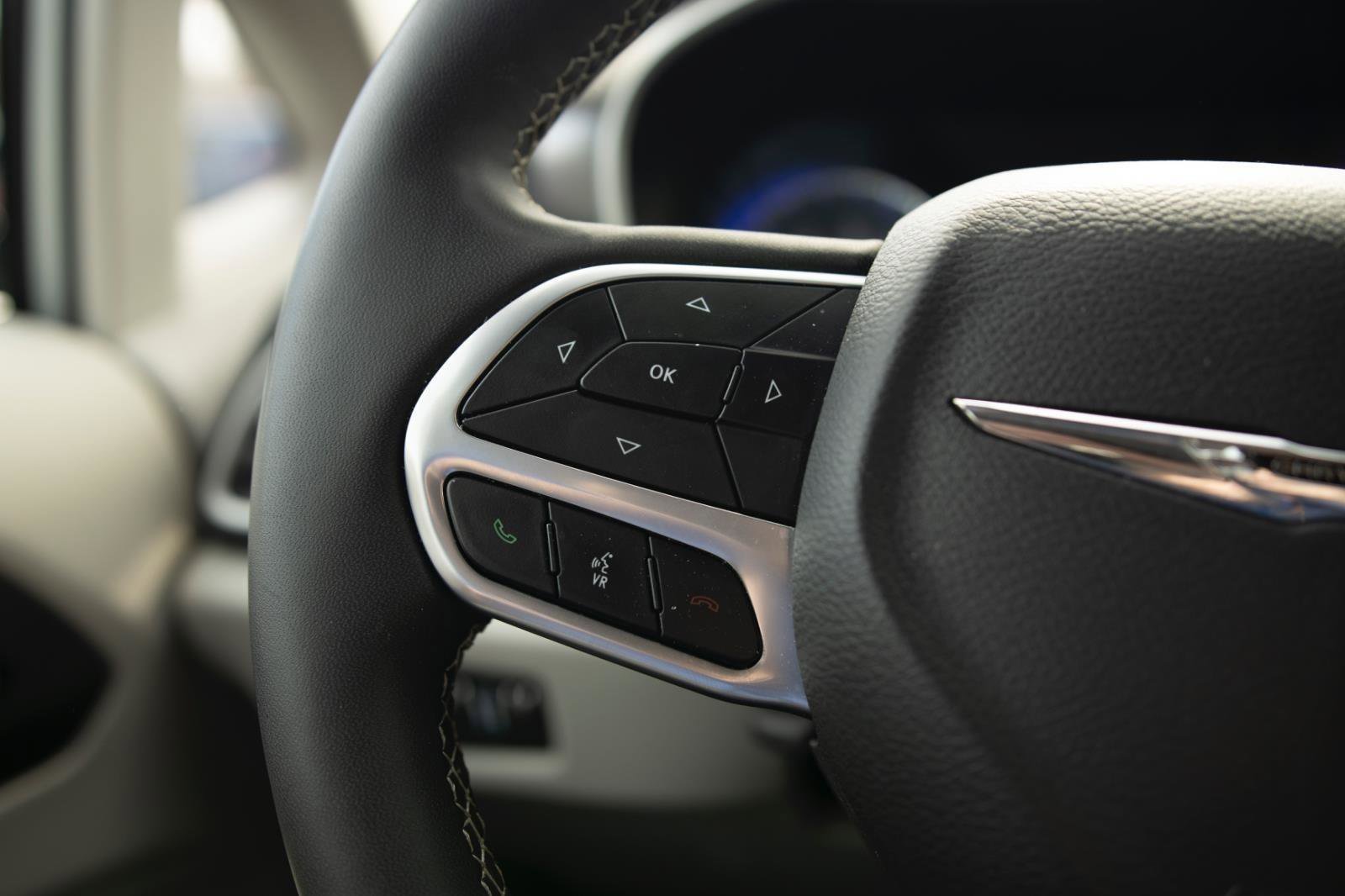 Used 2024 Chrysler Pacifica Touring-L image 6