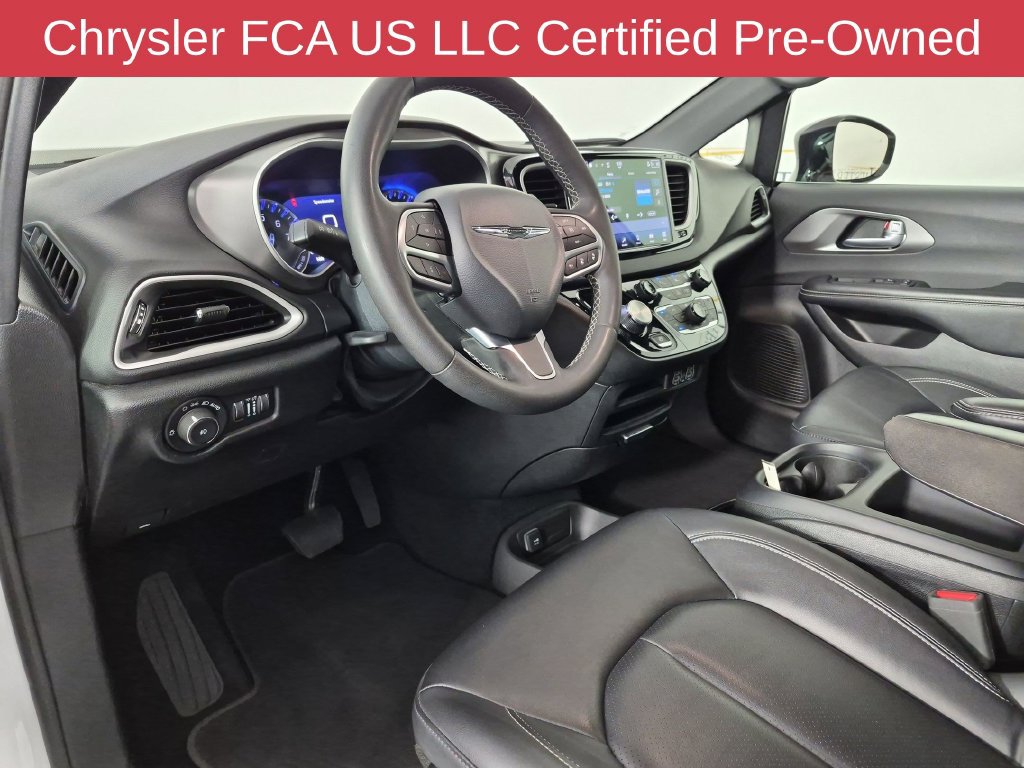 Certified 2025 Chrysler Pacifica Select FWD image 18