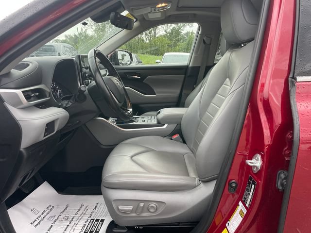 Used 2021 Toyota Highlander XLE AWD/4WD image 19