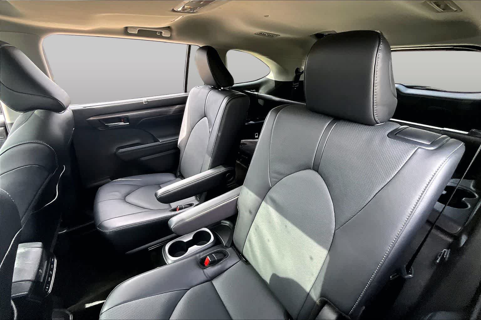 Used 2024 Toyota Highlander Limited FWD image 19