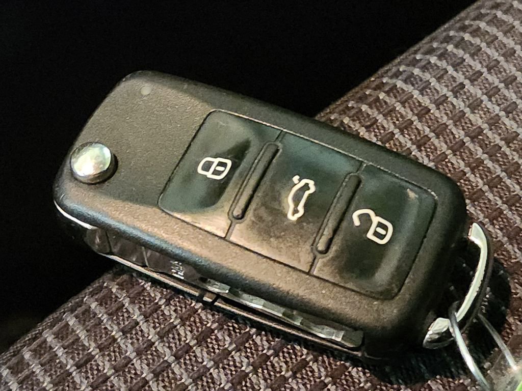 Used 2010 Volkswagen Golf 2-Door image 33