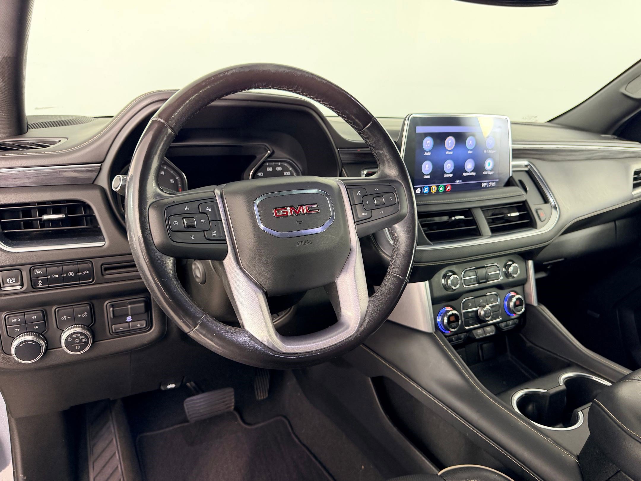 Used 2021 GMC Yukon XL SLT w/ SLT Luxury Plus Package AWD/4WD image 3