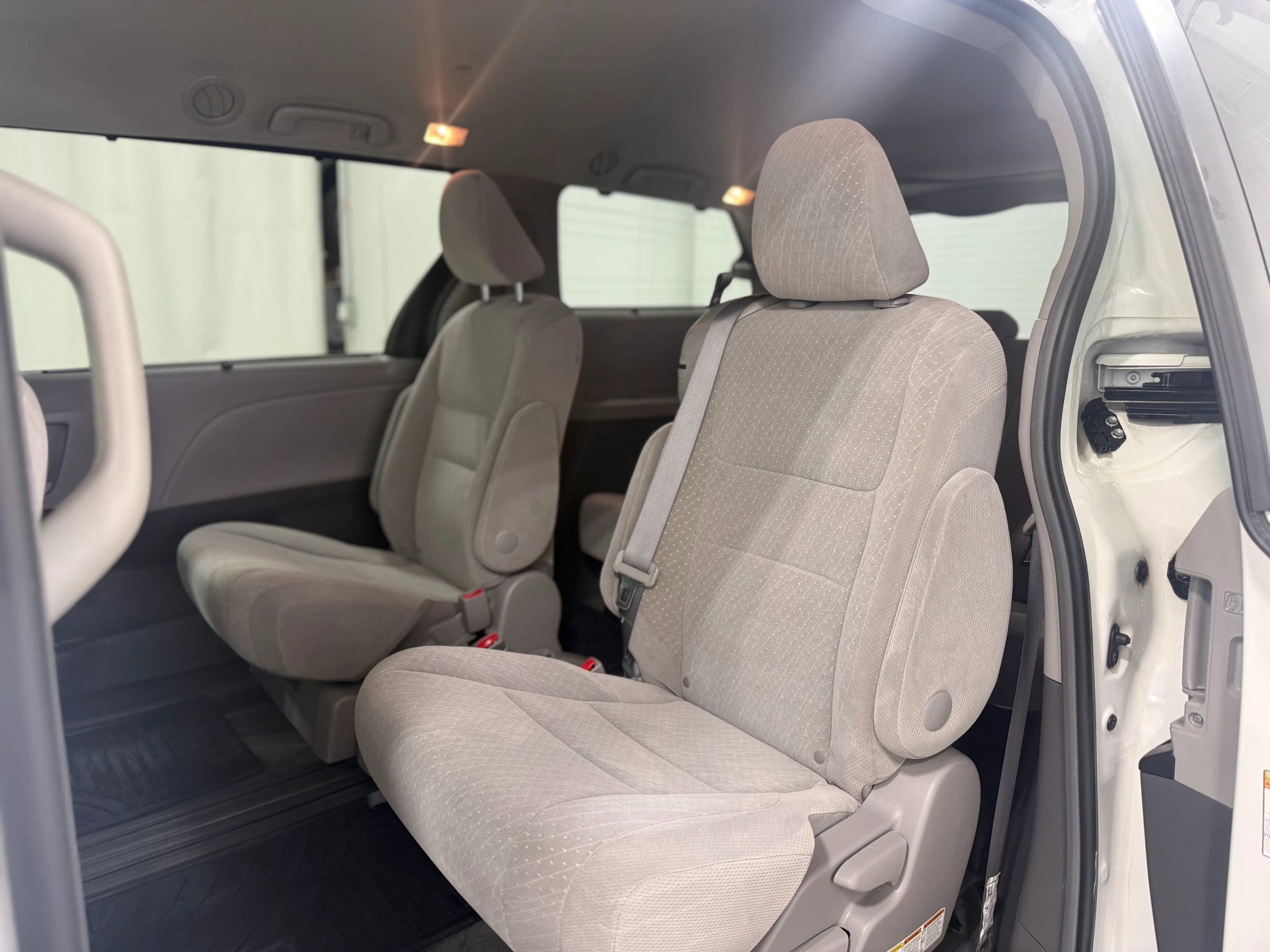 Used 2017 Toyota Sienna LE image 29