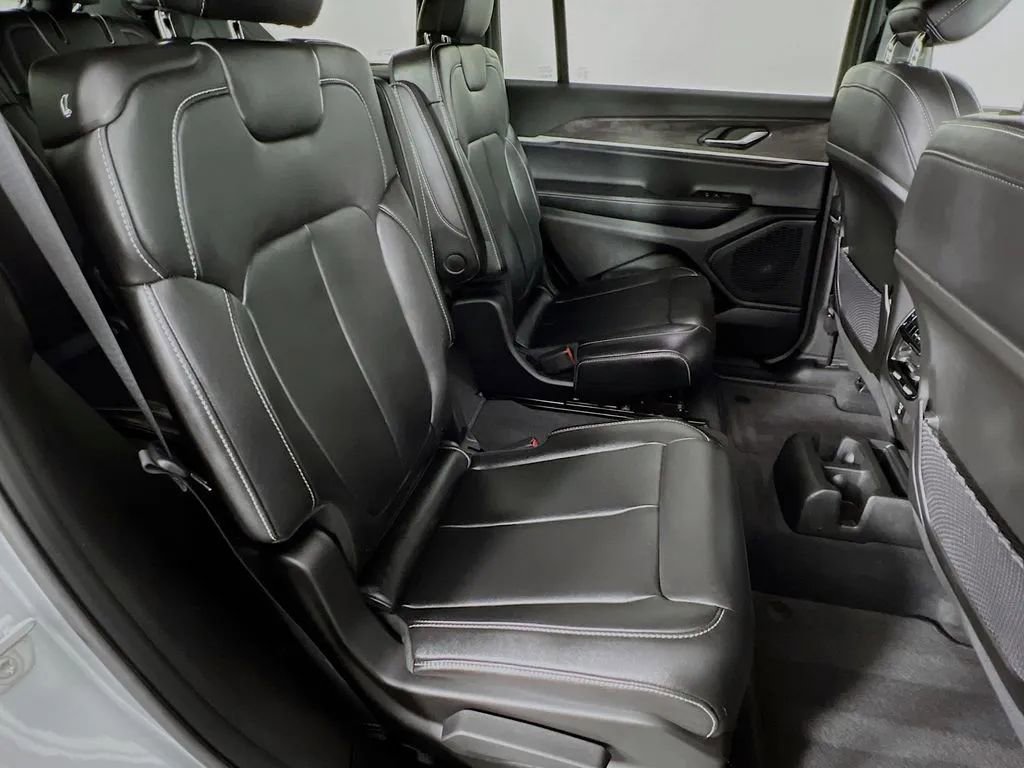 Used 2025 Jeep Grand Cherokee L Limited w/ Black Appearance Package image 29
