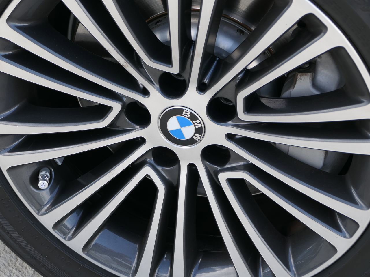 Used 2020 BMW 530e w/ Convenience Package image 11