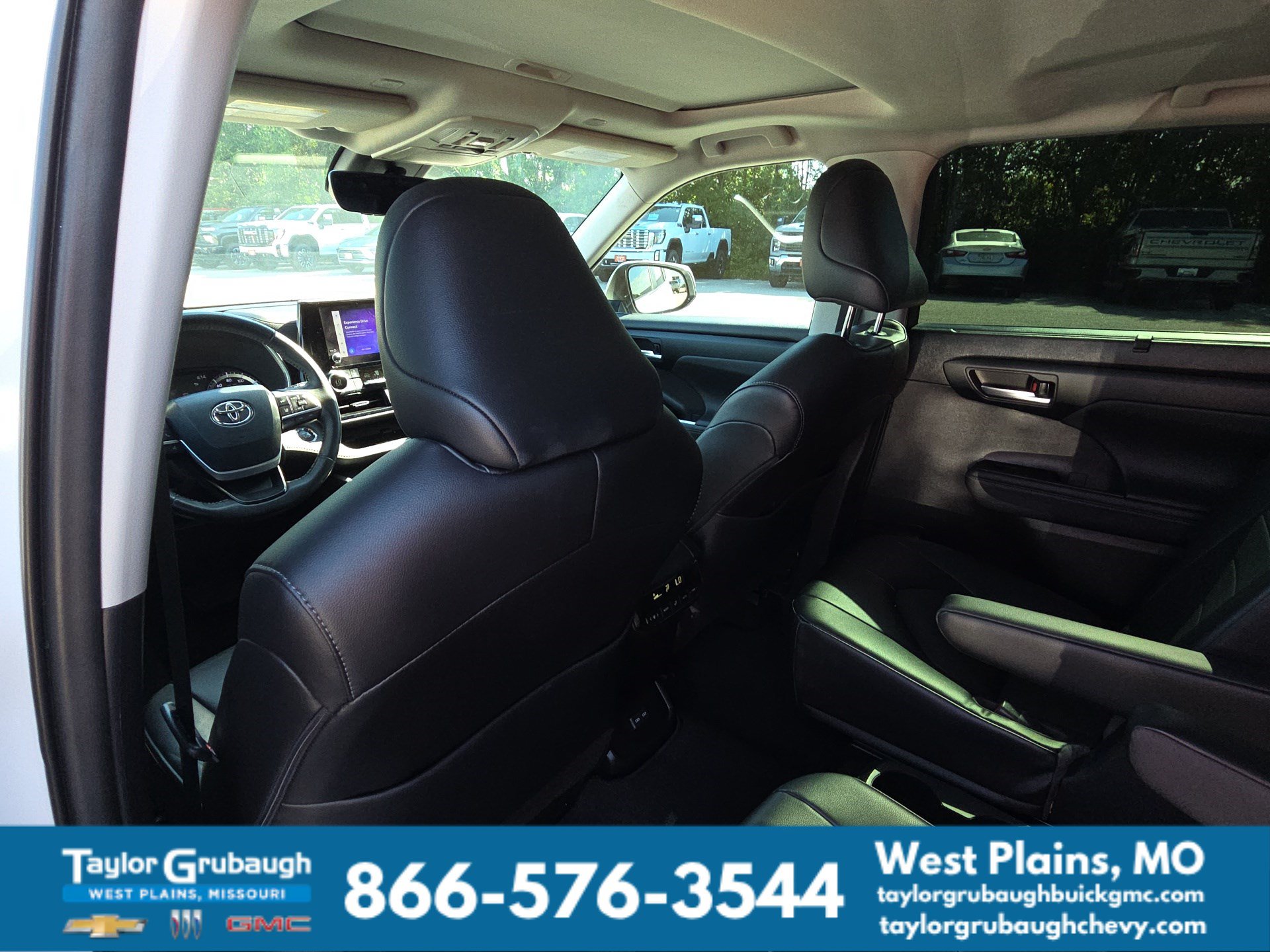 Used 2023 Toyota Highlander XLE AWD/4WD image 28