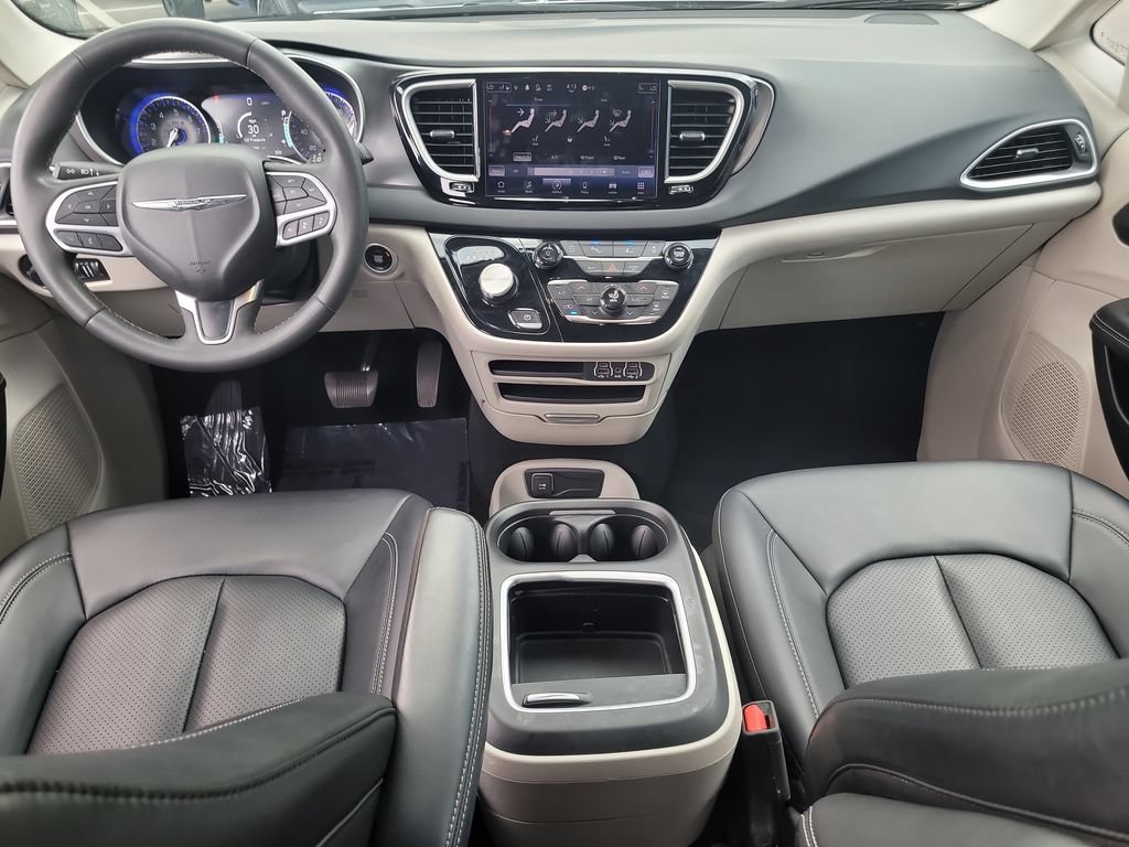 Used 2024 Chrysler Pacifica Touring-L FWD image 14
