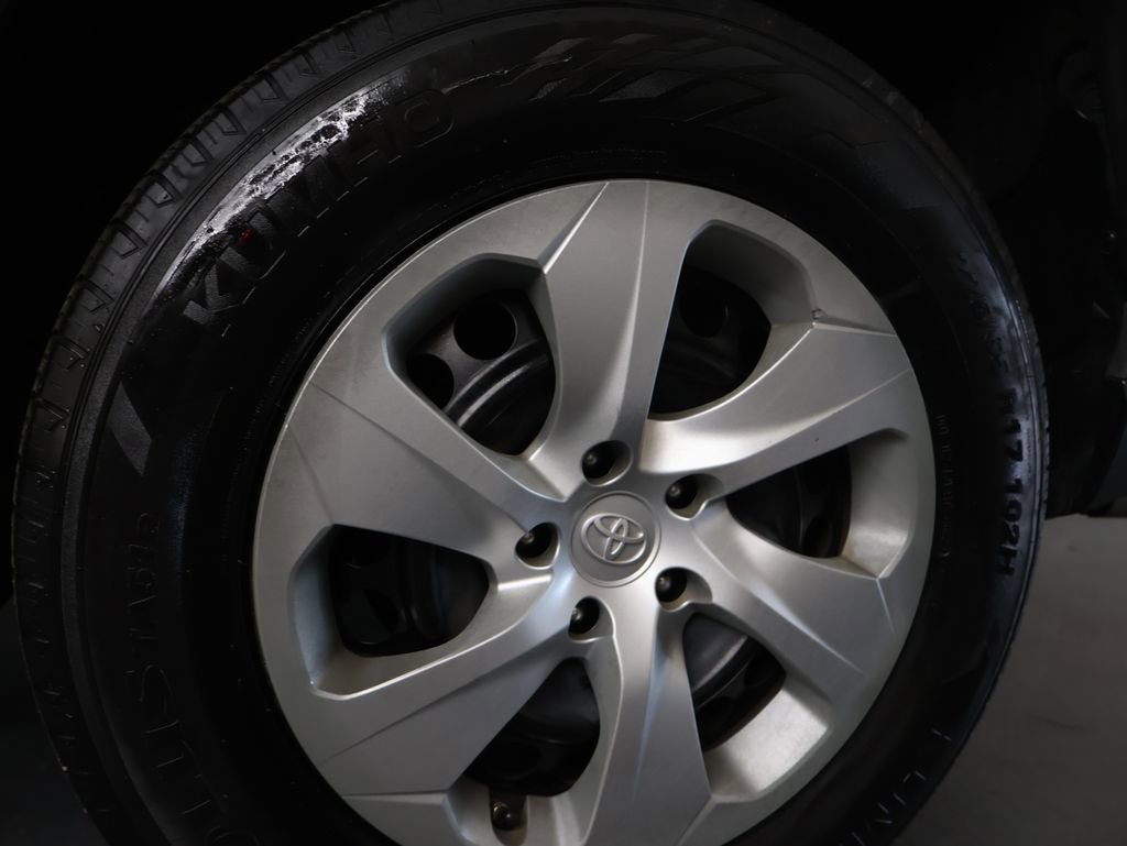 Used 2019 Toyota RAV4 LE FWD image 31