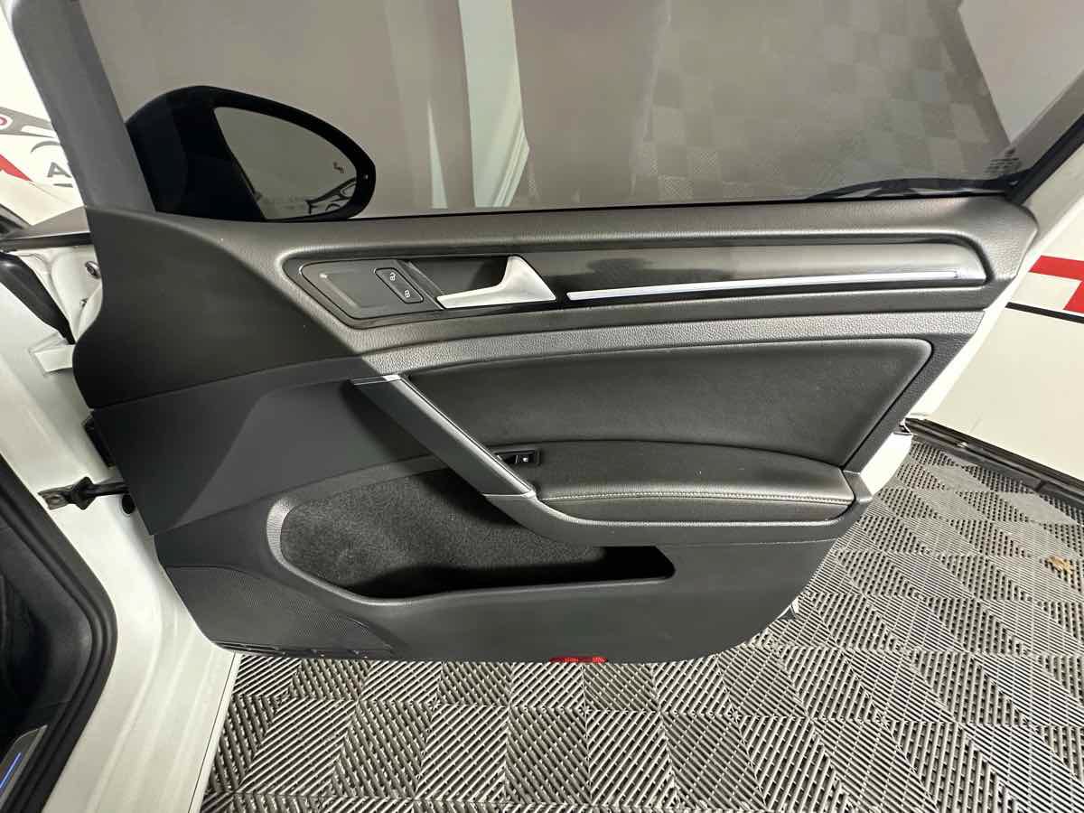 Used 2017 Volkswagen Golf R 4-Door AWD/4WD image 16