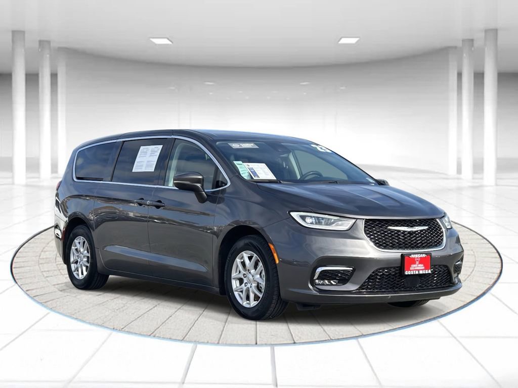Used 2023 Chrysler Pacifica Touring-L image 5