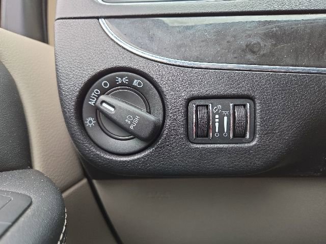 Used 2016 Chrysler Town & Country Touring-L FWD image 42