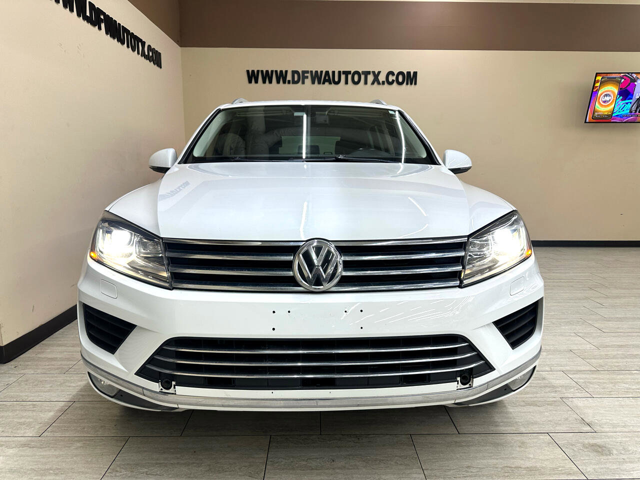 Used 2015 Volkswagen Touareg Sport image 2