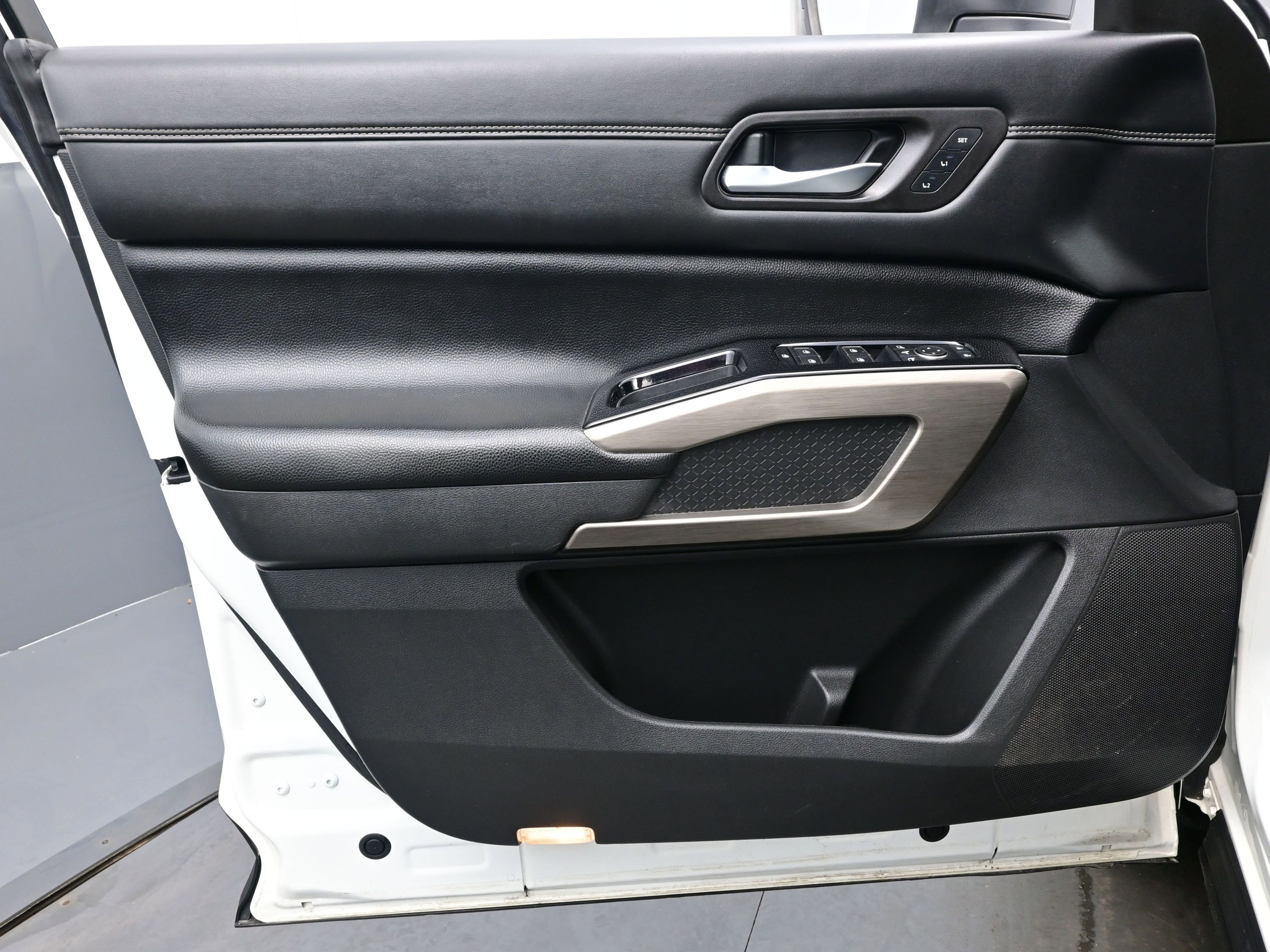 Used 2022 Nissan Pathfinder Platinum w/ Cargo Package image 9