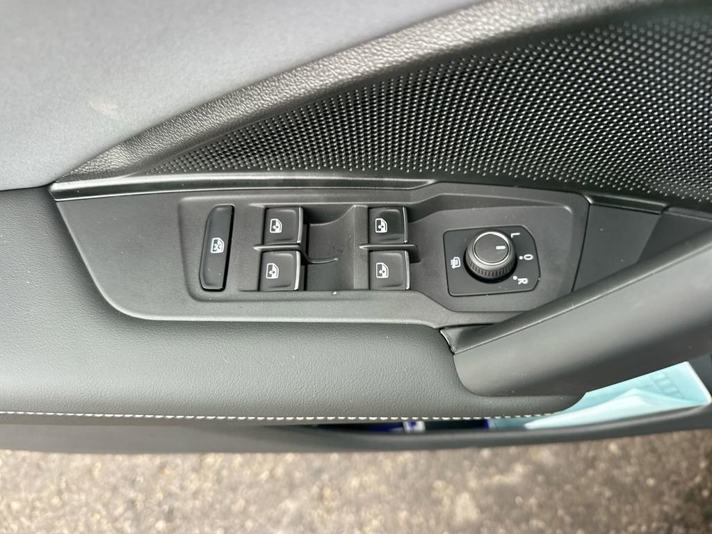 New 2025 Volkswagen Tiguan SE image 37