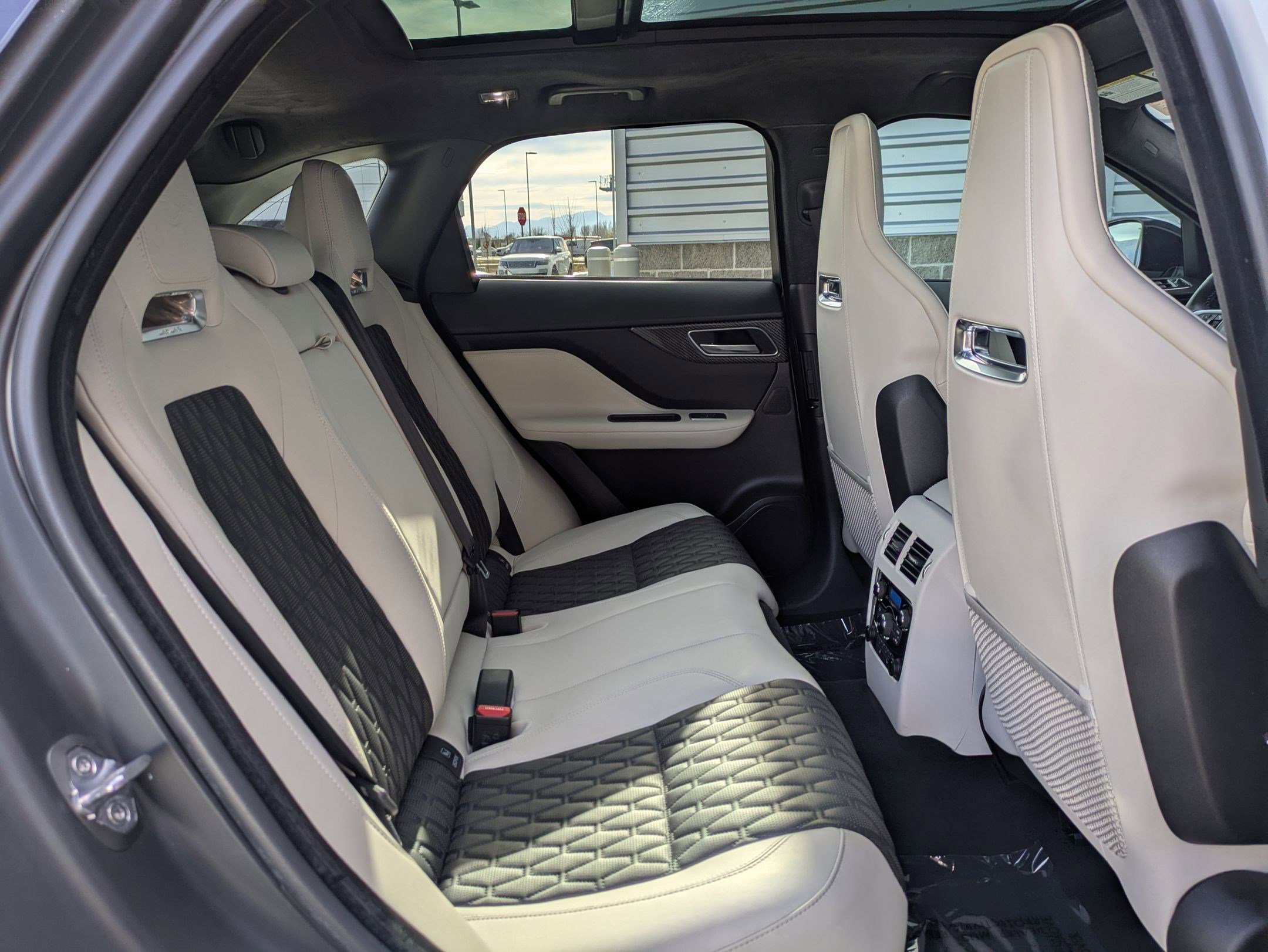 Used 2020 Jaguar F-PACE SVR image 31