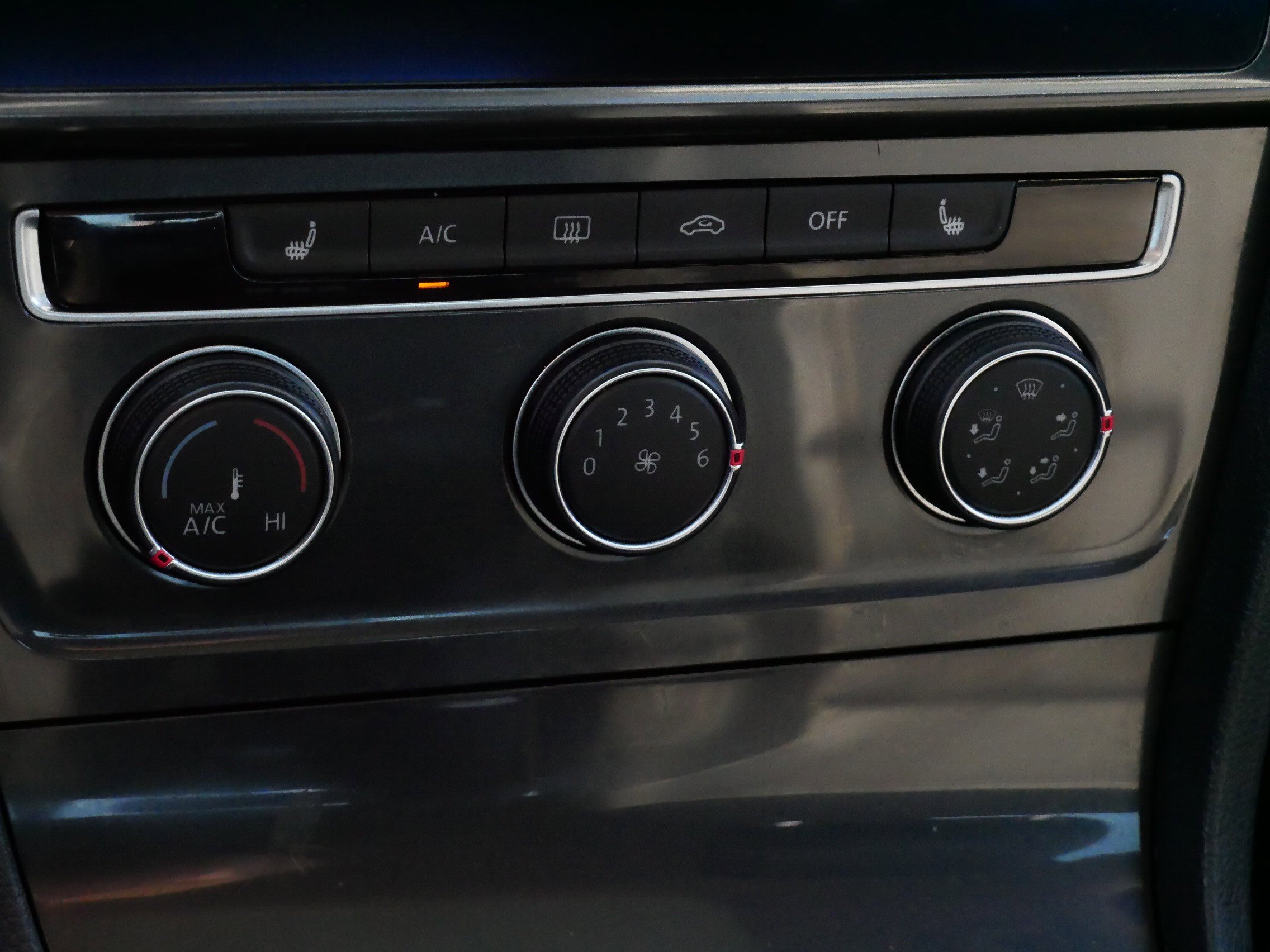 Used 2018 Volkswagen Golf SE image 23