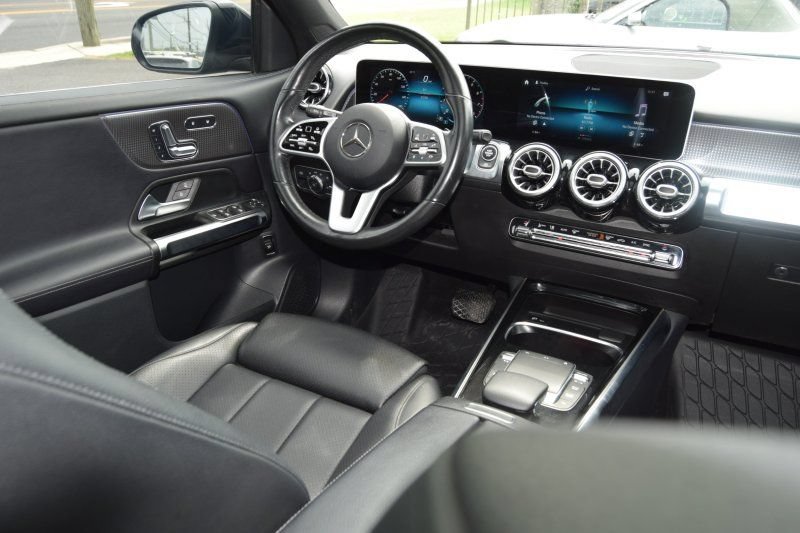 Used 2021 Mercedes-Benz GLB 250 4MATIC w/ Premium Package image 32