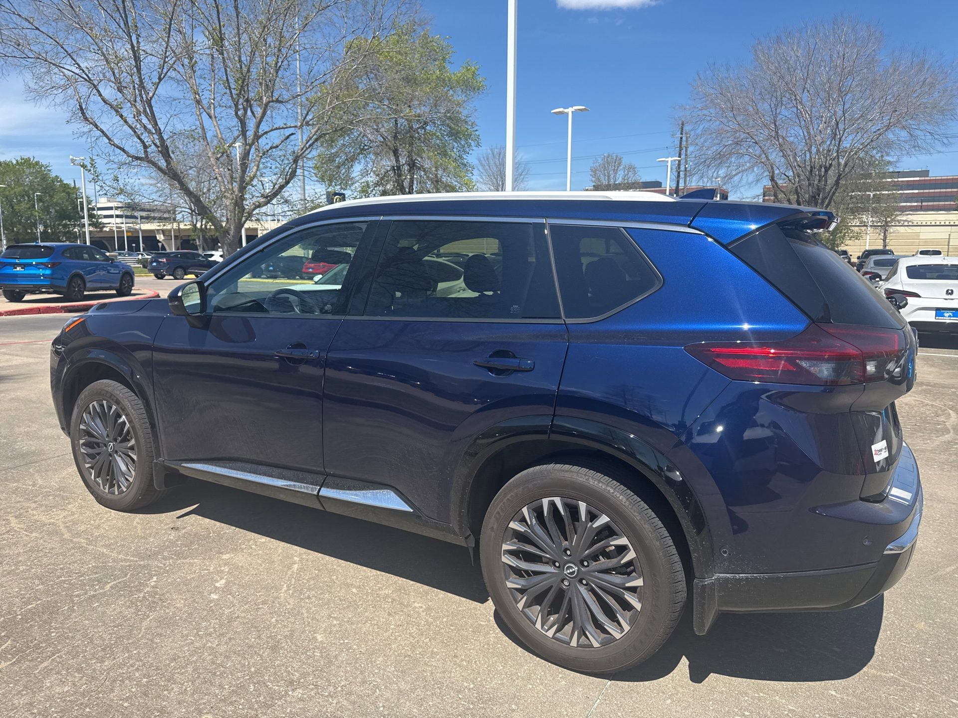 Used 2024 Nissan Rogue Platinum image 3