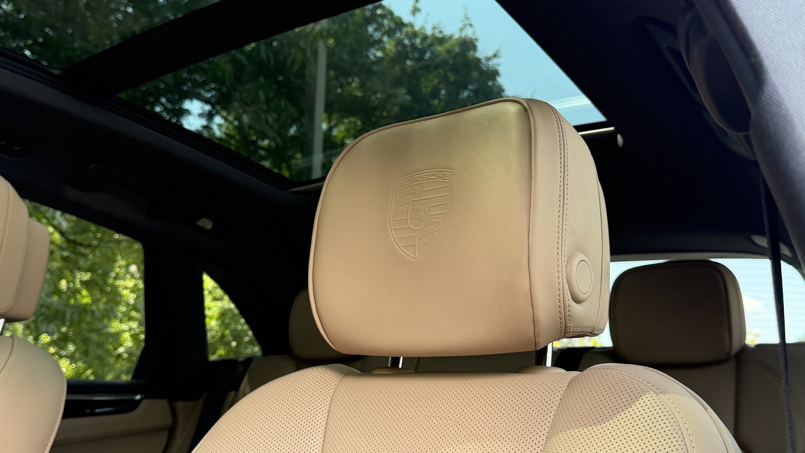 Certified 2026 Porsche Macan Turbo AWD/4WD image 31