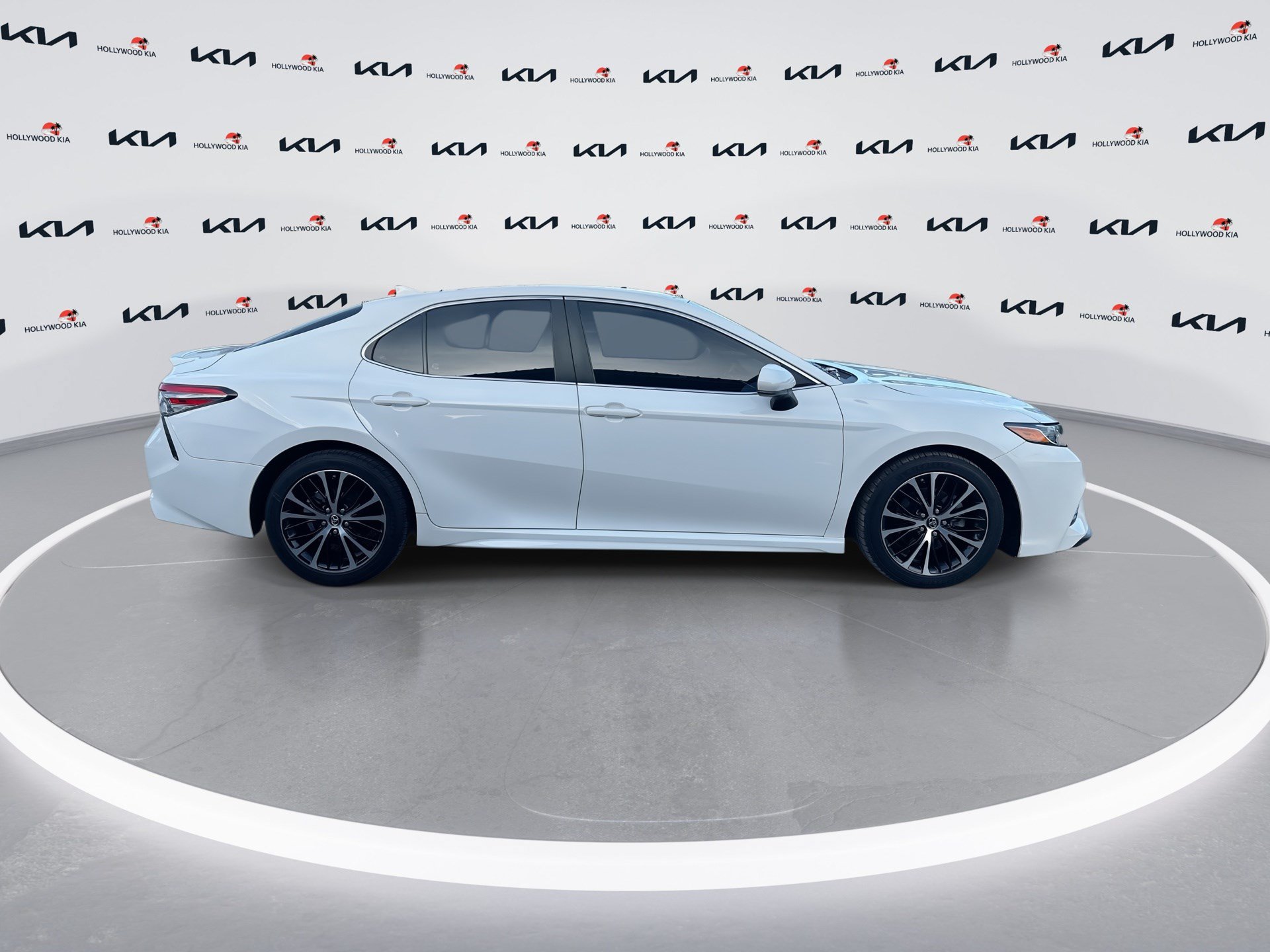 Used 2019 Toyota Camry SE FWD image 9