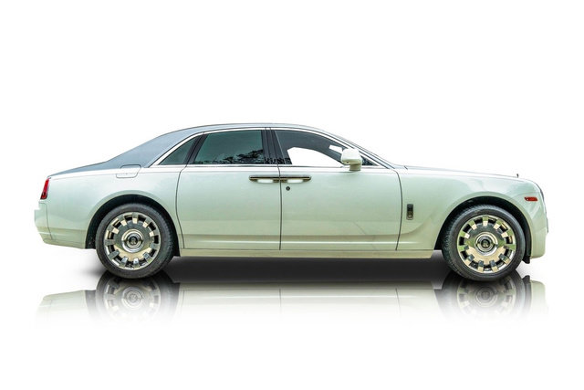Used 2015 Rolls-Royce Ghost image 2