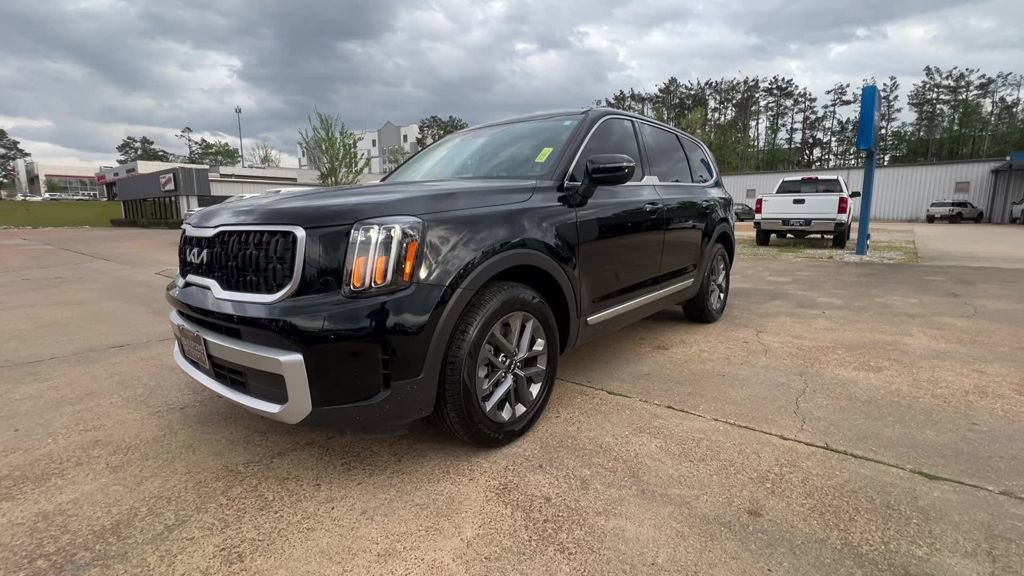 Used 2024 Kia Telluride LX image 2
