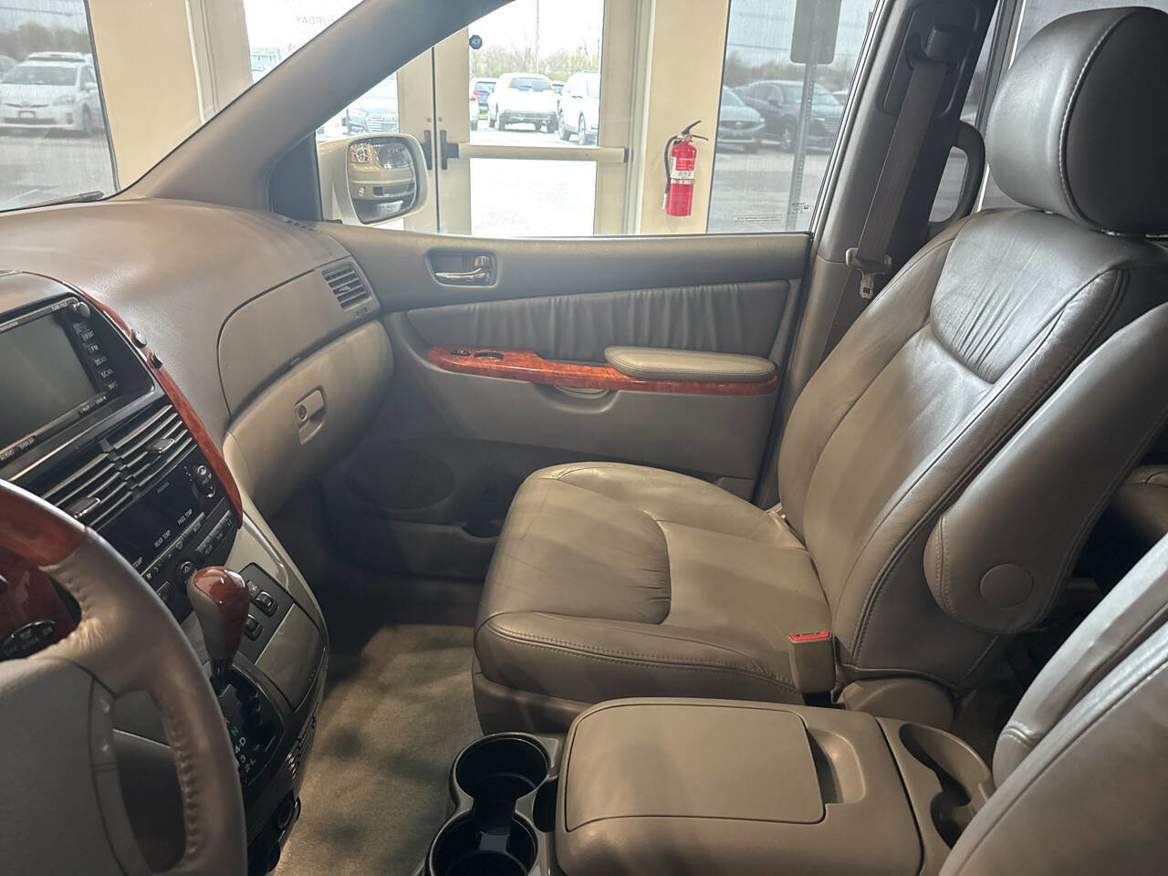 Used 2009 Toyota Sienna XLE Limited image 25