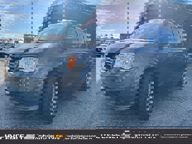 Used 2018 Dodge Grand Caravan SE w/ UConnect Hands-Free Group image 3