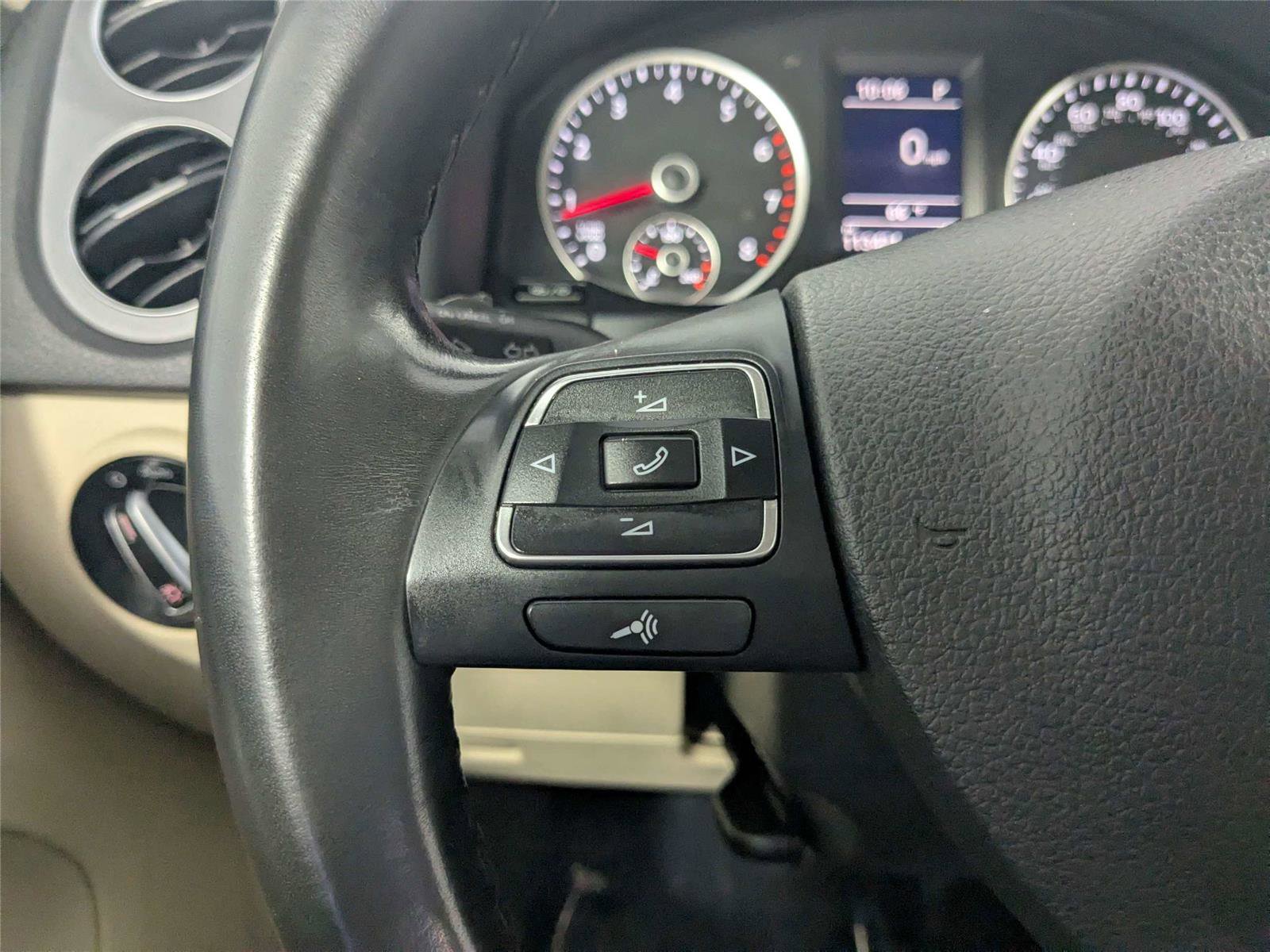 Used 2017 Volkswagen Tiguan S image 14