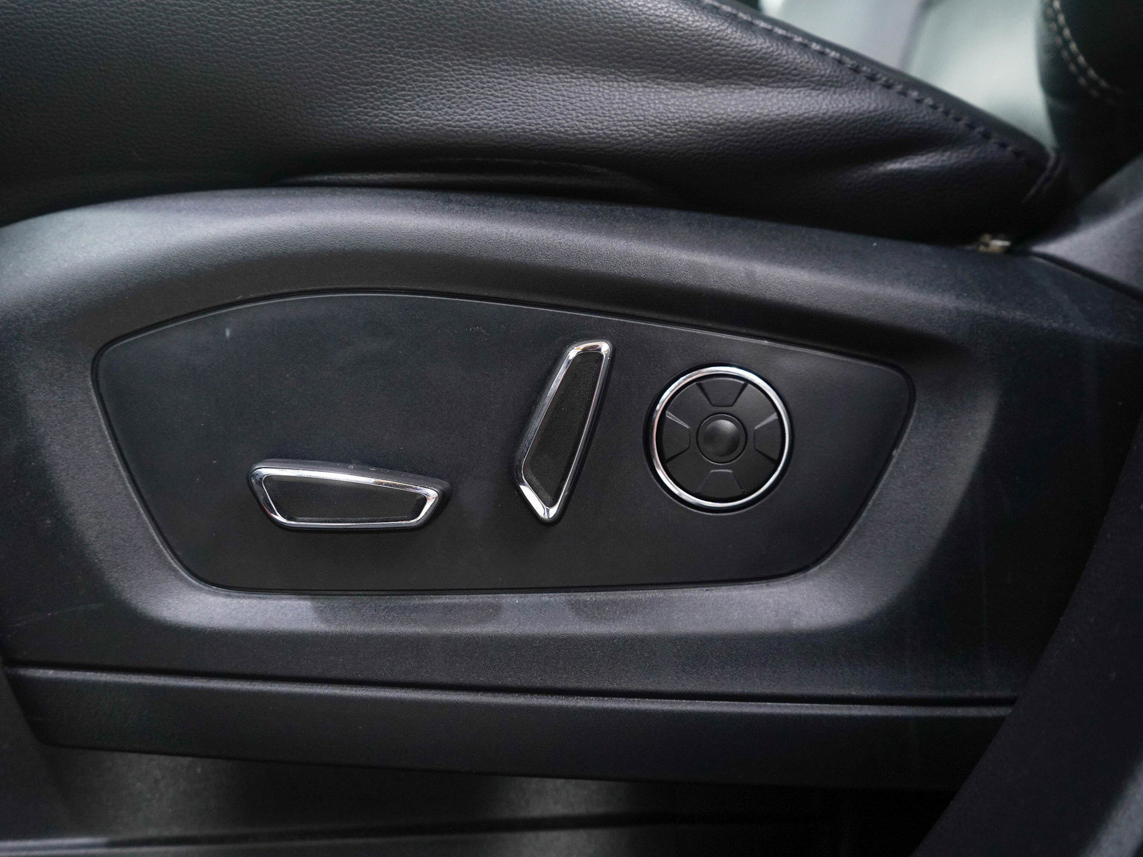 Used 2020 Ford Explorer ST w/ Premium Technology Package image 24