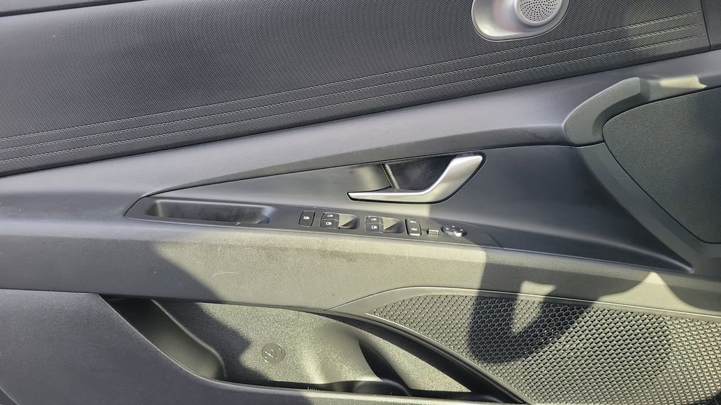 Used 2023 Hyundai Elantra SEL image 16