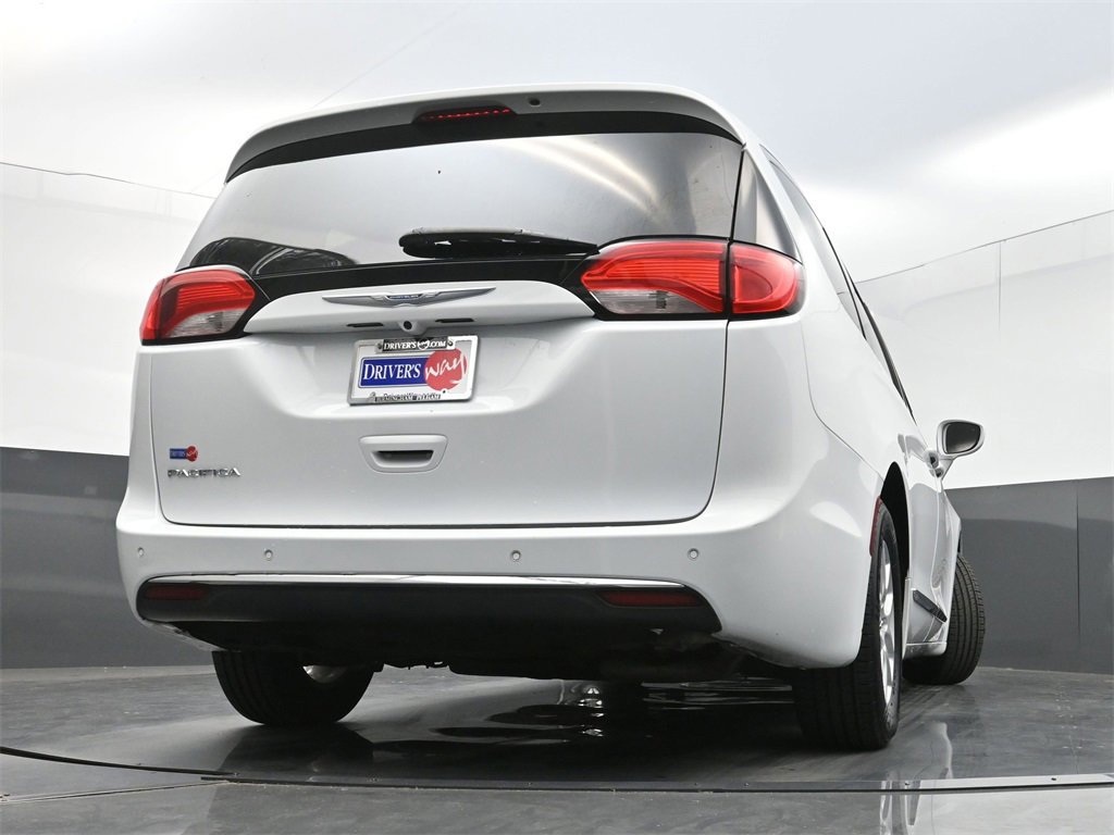 Used 2017 Chrysler Pacifica Touring-L image 26